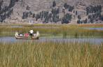 Pescadores Uros das Islas Flotantes, perto de Puno, no Peru